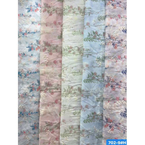 вышивка на узорчатой ткани